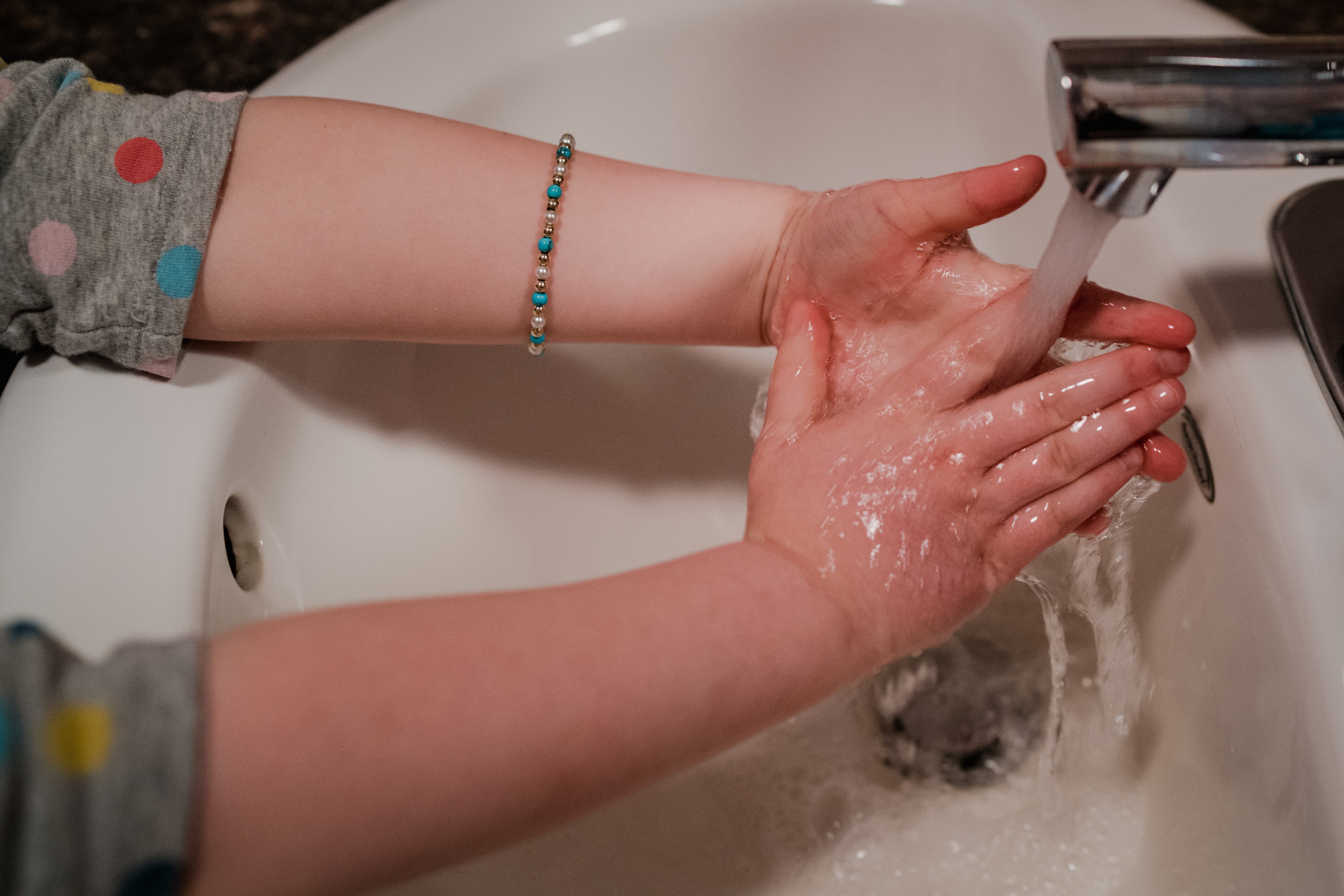 kid washing hands